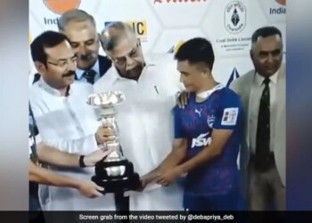 Sunil Chhetri Photo Session Durand Cup Bengal Governor La Ganesan Viral Video | Durand Cup Photo-Op Involving West Bengal Governor Goes Viral