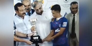 Sunil Chhetri Photo Session Durand Cup Bengal Governor La Ganesan Viral Video | Durand Cup Photo-Op Involving West Bengal Governor Goes Viral