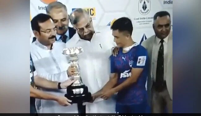 Sunil Chhetri Photo Session Durand Cup Bengal Governor La Ganesan Viral Video | Durand Cup Photo-Op Involving West Bengal Governor Goes Viral