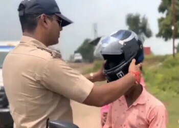 The Policeman Wore A Helmet To A Man Riding A Motorcycle | A Police Officer Is Viral On Social Media Motorcyclist Wearing A Helmet | Policeman Wore The Helmet To The Person With Chanting Mantra