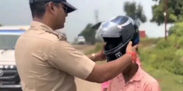 The Policeman Wore A Helmet To A Man Riding A Motorcycle | A Police Officer Is Viral On Social Media Motorcyclist Wearing A Helmet | Policeman Wore The Helmet To The Person With Chanting Mantra