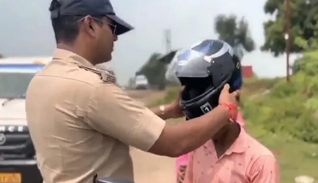 The Policeman Wore A Helmet To A Man Riding A Motorcycle | A Police Officer Is Viral On Social Media Motorcyclist Wearing A Helmet | Policeman Wore The Helmet To The Person With Chanting Mantra