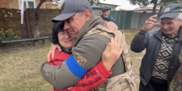 Ukrainian Soldier Reunites With His Mother After Six Months Of Russian Occupation Watch Viral Video