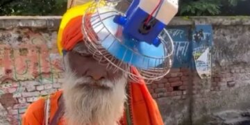 Jugaad Video Baba Wearing Solar Powered Helmet With Fan Internet Says What An Idea Sir Ji Watch Viral Video