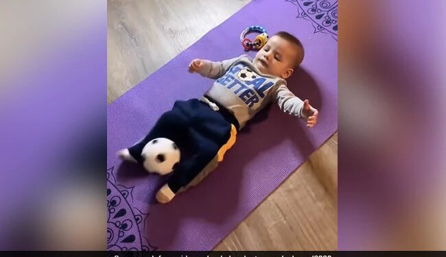 Viral Video Kid Scoring Goal Before Learning How To Walk Has A Skill Since Birth – Viral Video : चलने से पहले, गोल मार रहा ये बच्चा, कारनामा देख दांतों तले दबा लेंगे उंगली…