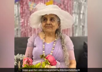 Old Woman Celebrates Birthday With Family In Victorian Style Internet Loves Her Spirit – अपने बर्थडे पर महारानी विक्टोरिया की तरह तैयार हुईं 89 साल की दादी, किया ऐसा मेकअप, लोग बोले