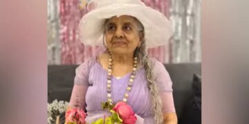 Old Woman Celebrates Birthday With Family In Victorian Style Internet Loves Her Spirit – अपने बर्थडे पर महारानी विक्टोरिया की तरह तैयार हुईं 89 साल की दादी, किया ऐसा मेकअप, लोग बोले