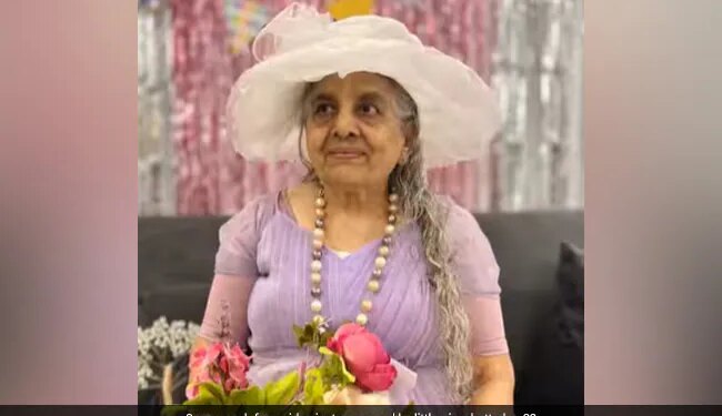 Old Woman Celebrates Birthday With Family In Victorian Style Internet Loves Her Spirit – अपने बर्थडे पर महारानी विक्टोरिया की तरह तैयार हुईं 89 साल की दादी, किया ऐसा मेकअप, लोग बोले