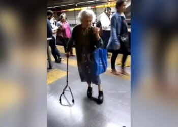 When The Metro Was Late, Grandmother Danced Fiercely At The Station Itself, People Said – Amma Blew Her Neck At This Age – मेट्रो देर होने पर दादी मां ने स्टेशन पर ही किया जमकर डांस, लोगों बोले