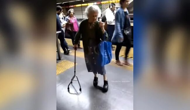 When The Metro Was Late, Grandmother Danced Fiercely At The Station Itself, People Said – Amma Blew Her Neck At This Age – मेट्रो देर होने पर दादी मां ने स्टेशन पर ही किया जमकर डांस, लोगों बोले