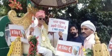 When The Pension Stopped, The 102-year-old Took Out The Procession, Said- Thara Fufa Is Still Alive, Video Viral – पेंशन बंद हुई तो 102 साल के बुजुर्ग ने निकाली बारात, कहा