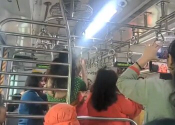 Women Did Garba In Mumbai AC Local Train: Video Of Women Doing Garba In Mumbai Local Train Goes Viral On Social Media