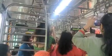 Women Did Garba In Mumbai AC Local Train: Video Of Women Doing Garba In Mumbai Local Train Goes Viral On Social Media