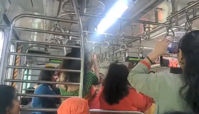 Women Did Garba In Mumbai AC Local Train: Video Of Women Doing Garba In Mumbai Local Train Goes Viral On Social Media