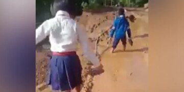 Children Are Going To School Risking Their Lives, People Said – This Will Not Be Tolerated? – जान जोखिम पर डाल कर बच्चे स्कूल जा रहे हैं, लोगों ने कहा