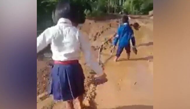 Children Are Going To School Risking Their Lives, People Said – This Will Not Be Tolerated? – जान जोखिम पर डाल कर बच्चे स्कूल जा रहे हैं, लोगों ने कहा