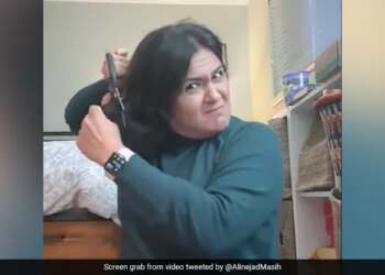 Iranian Women Take Off Hijab To Protest: Woman Protest Cutting Hair Burning Hijab In Iran | Iran Women Cut Hair Burn Hijab To Protest Death Of 22 Year Old In Custody