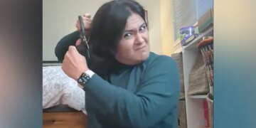 Iranian Women Take Off Hijab To Protest: Woman Protest Cutting Hair Burning Hijab In Iran | Iran Women Cut Hair Burn Hijab To Protest Death Of 22 Year Old In Custody