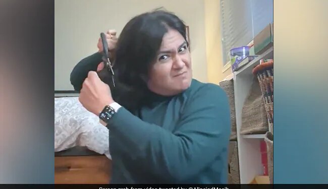 Iranian Women Take Off Hijab To Protest: Woman Protest Cutting Hair Burning Hijab In Iran | Iran Women Cut Hair Burn Hijab To Protest Death Of 22 Year Old In Custody