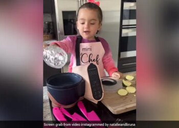 Little Girl Prepares Dinner For Mother Internet Loves Her Reaction See Viral Video – छोटी बच्ची ने कुछ इस तरह बनाया मां के लिए डिनर, क्यूट अंदाज़ देख लोग बोले