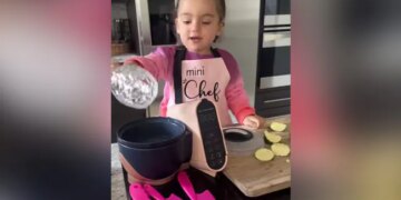 Little Girl Prepares Dinner For Mother Internet Loves Her Reaction See Viral Video – छोटी बच्ची ने कुछ इस तरह बनाया मां के लिए डिनर, क्यूट अंदाज़ देख लोग बोले