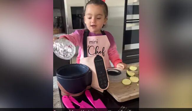 Little Girl Prepares Dinner For Mother Internet Loves Her Reaction See Viral Video – छोटी बच्ची ने कुछ इस तरह बनाया मां के लिए डिनर, क्यूट अंदाज़ देख लोग बोले