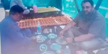 Cyrus Mistry Old Photo Chairman Of Tata Group Eating Food At Dhaba With His Driver Goes Viral