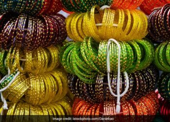 बिहार में शराब की जब्त बोतलों से बनाई जाएंगी चूड़ियां, महिलाओं को दी जा रही ट्रेनिंग