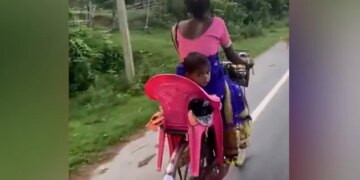 There Is No One Like Mother: Video Of Mother Sitting On A Bicycle Goes Viral, People Said – If There Is A Mother, Then There Is The World – मां जैसी कोई नहीं: साइकिल पर बच्चे को बैठा कर मां का वीडियो वायरल, लोगों ने कहा