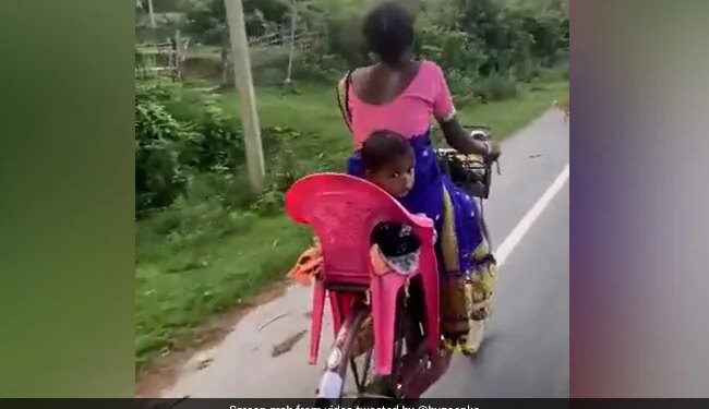 There Is No One Like Mother: Video Of Mother Sitting On A Bicycle Goes Viral, People Said – If There Is A Mother, Then There Is The World – मां जैसी कोई नहीं: साइकिल पर बच्चे को बैठा कर मां का वीडियो वायरल, लोगों ने कहा