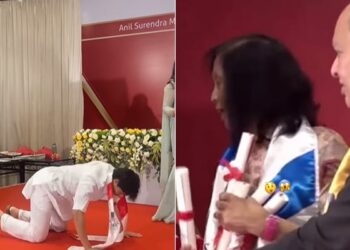During The College Convocation Ceremony The Student Did Such A Strange Act In Front Of The Teacher