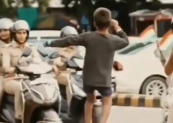 Seeing The Police Carrying The Tricolor, The Child Started Dancing With Joy, Got A Lovely Smile In Return!