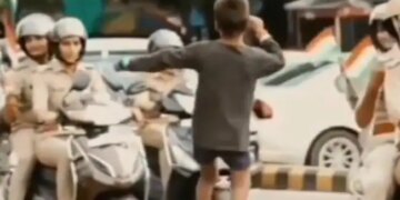 Seeing The Police Carrying The Tricolor, The Child Started Dancing With Joy, Got A Lovely Smile In Return!