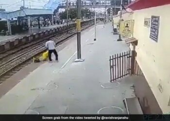 Woman Was Crossing Railway Line Superfast Train Came On Track Then This Happened Video Viral – रेलवे लाइन पार कर रही थी महिला, तभी सामने से आ गई सुपरफास्ट ट्रेन, फिर हुआ कुछ ऐसा