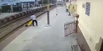Woman Was Crossing Railway Line Superfast Train Came On Track Then This Happened Video Viral – रेलवे लाइन पार कर रही थी महिला, तभी सामने से आ गई सुपरफास्ट ट्रेन, फिर हुआ कुछ ऐसा