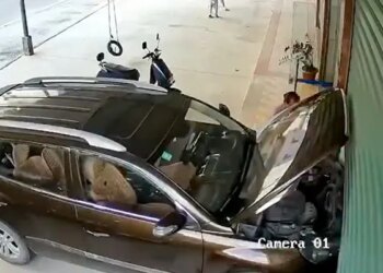 Viral Shocking Accident Video: Automatic Car Crushes A Man | Car Crushed Man | Car Mows Down Man | Automatic Car Accident Viral Video
