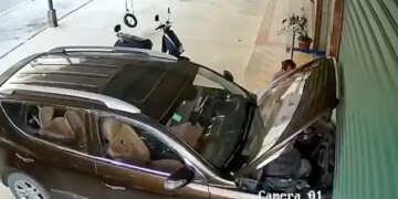 Viral Shocking Accident Video: Automatic Car Crushes A Man | Car Crushed Man | Car Mows Down Man | Automatic Car Accident Viral Video