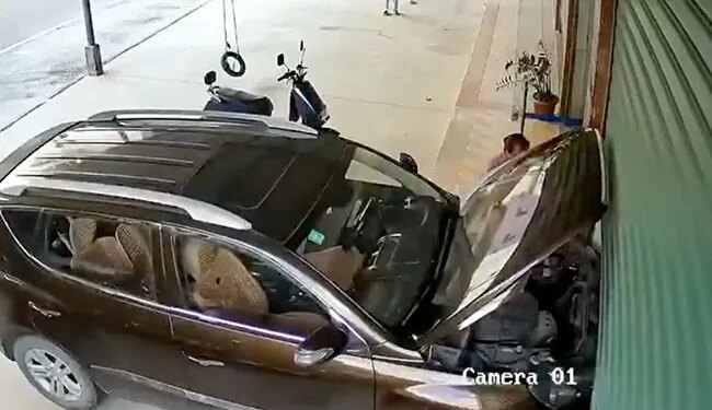 Viral Shocking Accident Video: Automatic Car Crushes A Man | Car Crushed Man | Car Mows Down Man | Automatic Car Accident Viral Video