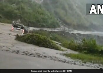 Arunachal Pradesh Heavy Rain: Scorpio Car Washes Away After Flash Floods In Arunachal Pradesh Chiputa Village | Car Swept Away By Flash Floods In Arunachal Pradesh