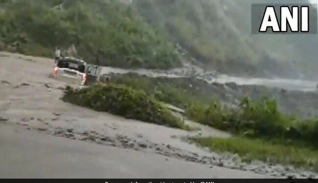 Arunachal Pradesh Heavy Rain: Scorpio Car Washes Away After Flash Floods In Arunachal Pradesh Chiputa Village | Car Swept Away By Flash Floods In Arunachal Pradesh