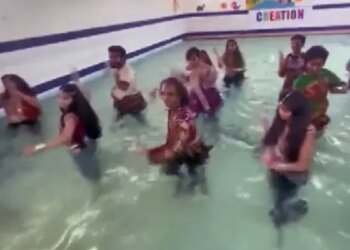 People Doing Garba In Swimming Pool Internet Gets Angry To See This Viral Video – स्विमिंग पूल में गरबा करते लोगों का Video वायरल, देखकर भड़के लोग, बोले