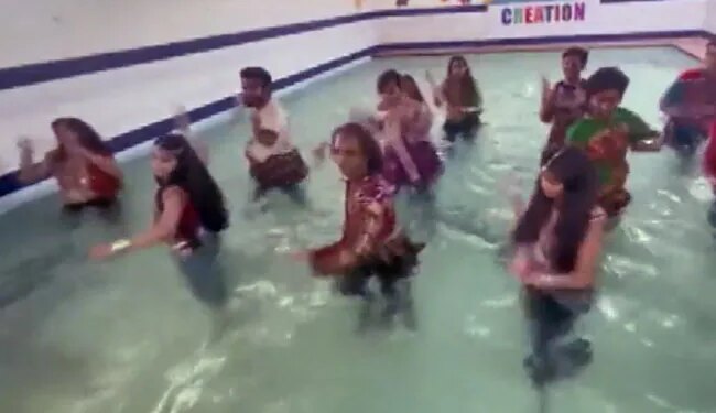 People Doing Garba In Swimming Pool Internet Gets Angry To See This Viral Video – स्विमिंग पूल में गरबा करते लोगों का Video वायरल, देखकर भड़के लोग, बोले