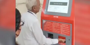 Man Was Doing Too Fast Work Video Viral: Indian Railway Employee Prints Tickets Faster Than You Can Blink Video Goes Viral