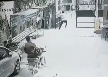 बाइक चुराकर तेज़ी से भाग रहे थे चोर, तभी गार्ड ने दरवाजा बंद कर दिया, दोनों गिर गए