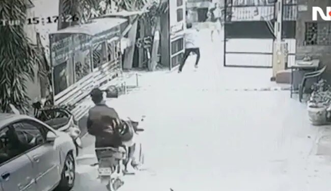 बाइक चुराकर तेज़ी से भाग रहे थे चोर, तभी गार्ड ने दरवाजा बंद कर दिया, दोनों गिर गए