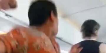 Passenger Punches Flight Attendant After Argument In American Airlines See Viral Video – फ्लाइट अटेंडेंट से हुई कहासुनी, तो गुस्से में यात्री ने मार दिया मुक्का, लगा आजीवन प्रतिबंध