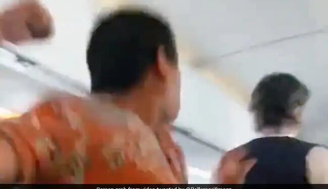 Passenger Punches Flight Attendant After Argument In American Airlines See Viral Video – फ्लाइट अटेंडेंट से हुई कहासुनी, तो गुस्से में यात्री ने मार दिया मुक्का, लगा आजीवन प्रतिबंध