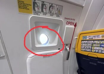 Airline Trolls Passenger Who Complains About Their Window Seat | Airline Company TROLLED FOR IGNORING CUSTOMER COMPLAINT REGARDING WINDOW SEAT VIRAL TWEET