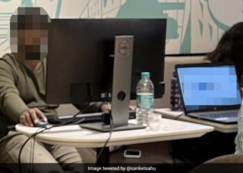 Bengaluru Floods: A Man Troubled By Floods In Bangalore Brought The Desktop To A Coffee Shop And Started Working In The Office