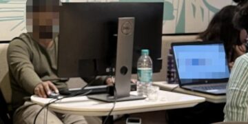 Bengaluru Floods: A Man Troubled By Floods In Bangalore Brought The Desktop To A Coffee Shop And Started Working In The Office